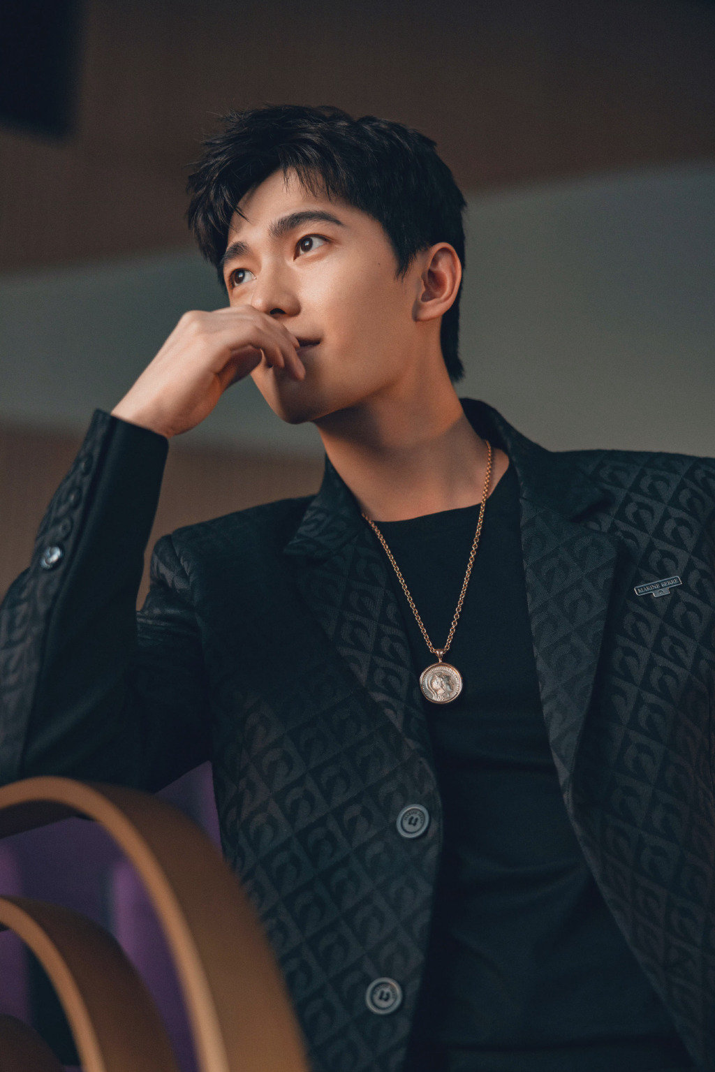 杨洋展示出他俊朗温柔的一面随便怎么拍都是帅气十足