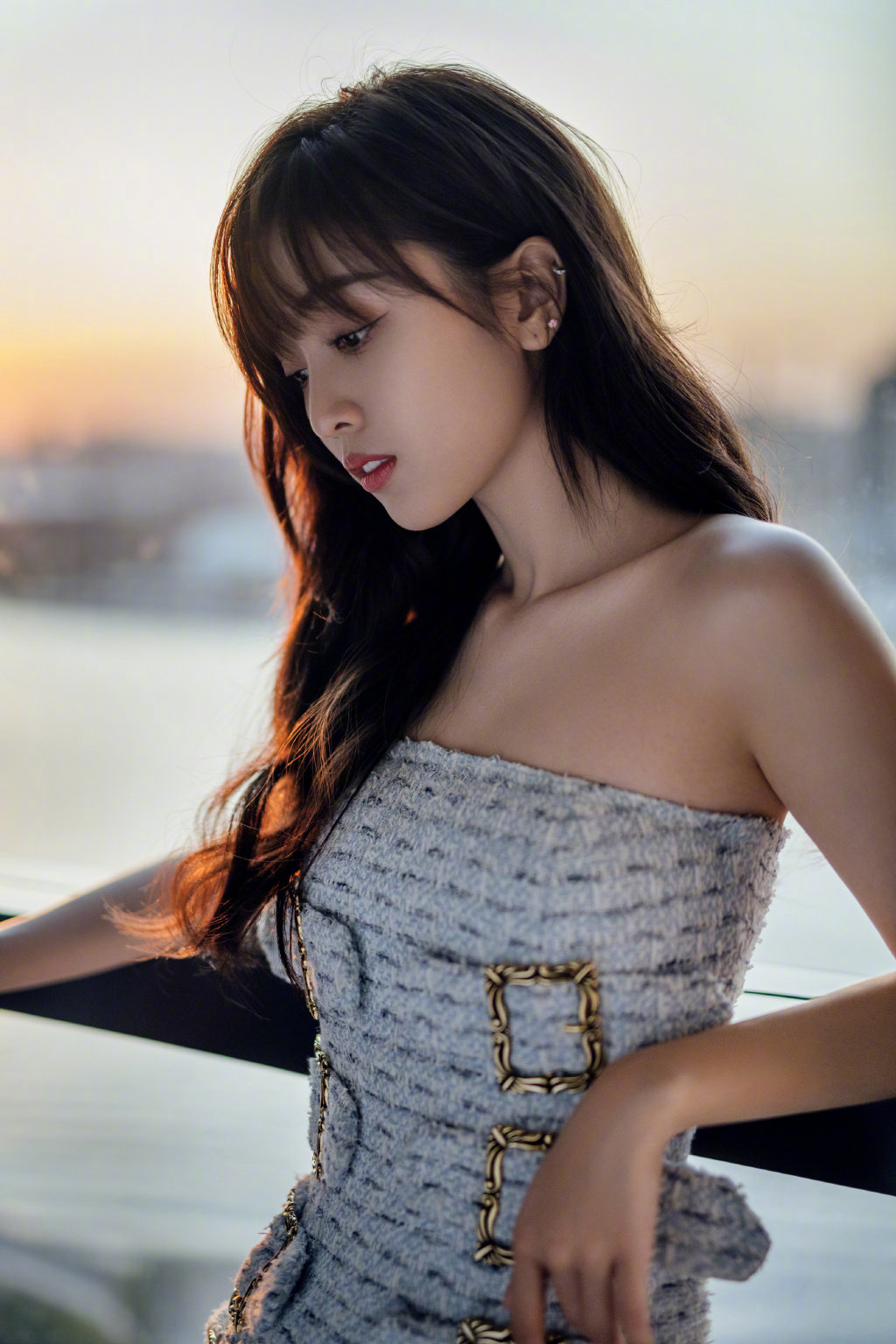 吴宣仪一身淡蓝格纹裙勾勒曼妙身姿,微微长卷发带着柔美气息