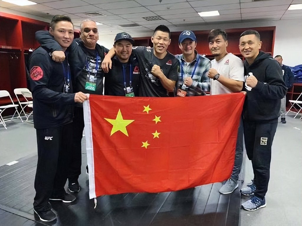 气愤！李景亮身披国旗或遭UFC重罚，拼死拼活赚的血汗钱要没了休闲区蓝鸢梦想 - Www.slyday.coM