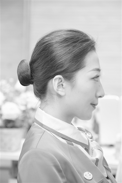 邱仁森)"首先把头发梳顺,在两耳中间的位置扎一个低马尾……"昨天