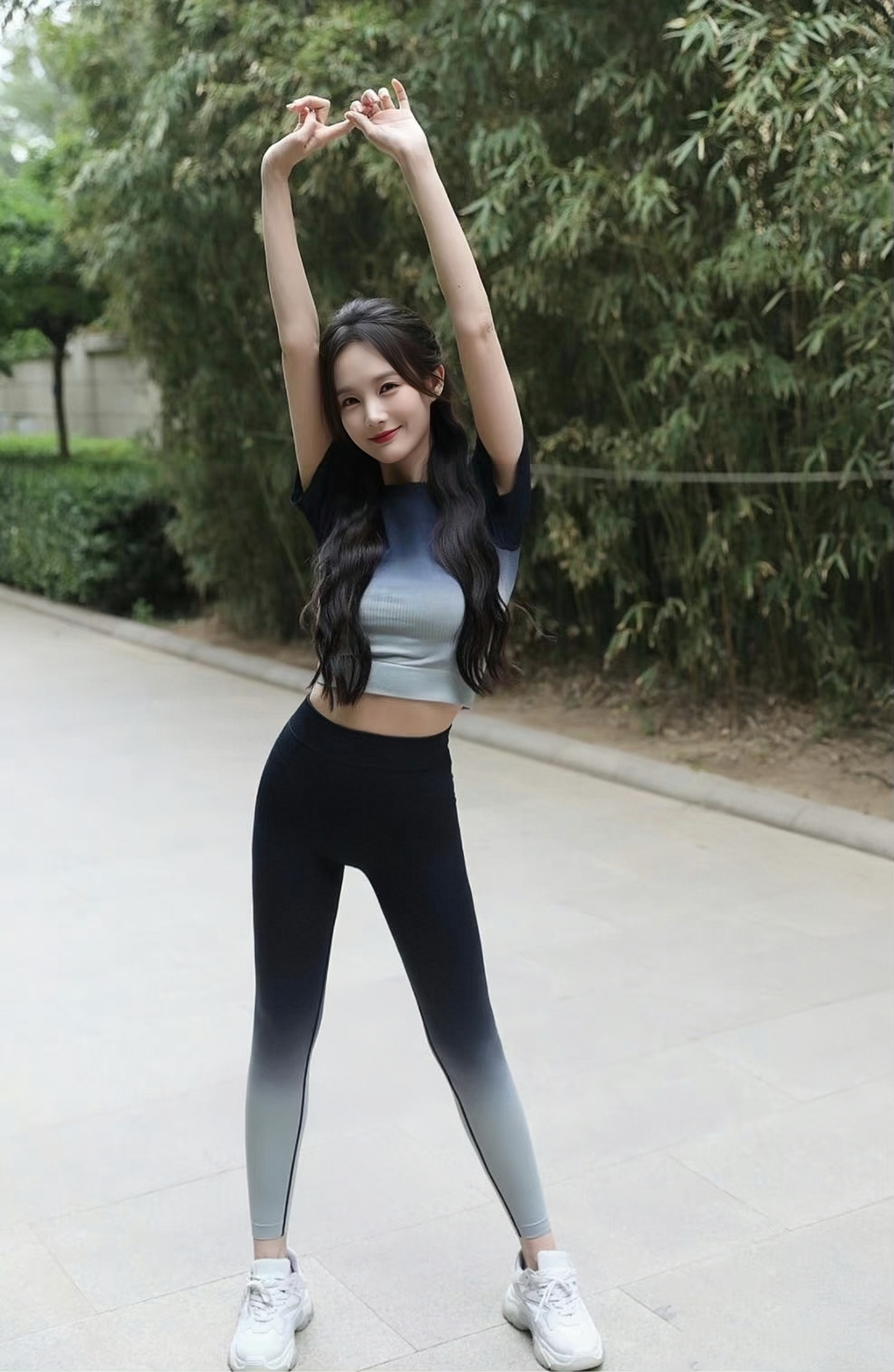 李一桐的身材和"马甲线女王"袁姗姗对比一点点也不弱下风哦_高清图集