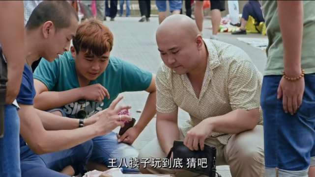 这其实是,骗子太多以至于你不得不成为一个骗子才能活下去的现实.