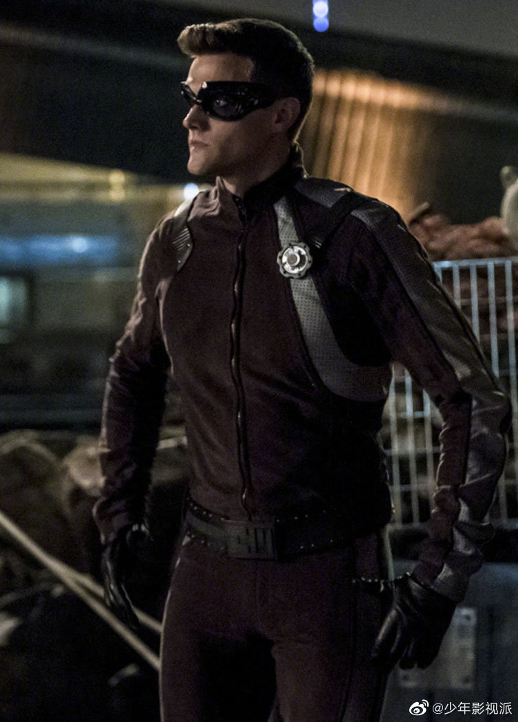 《闪电侠》剧组开除演员hartley sawyer,他在剧中 饰演伸缩