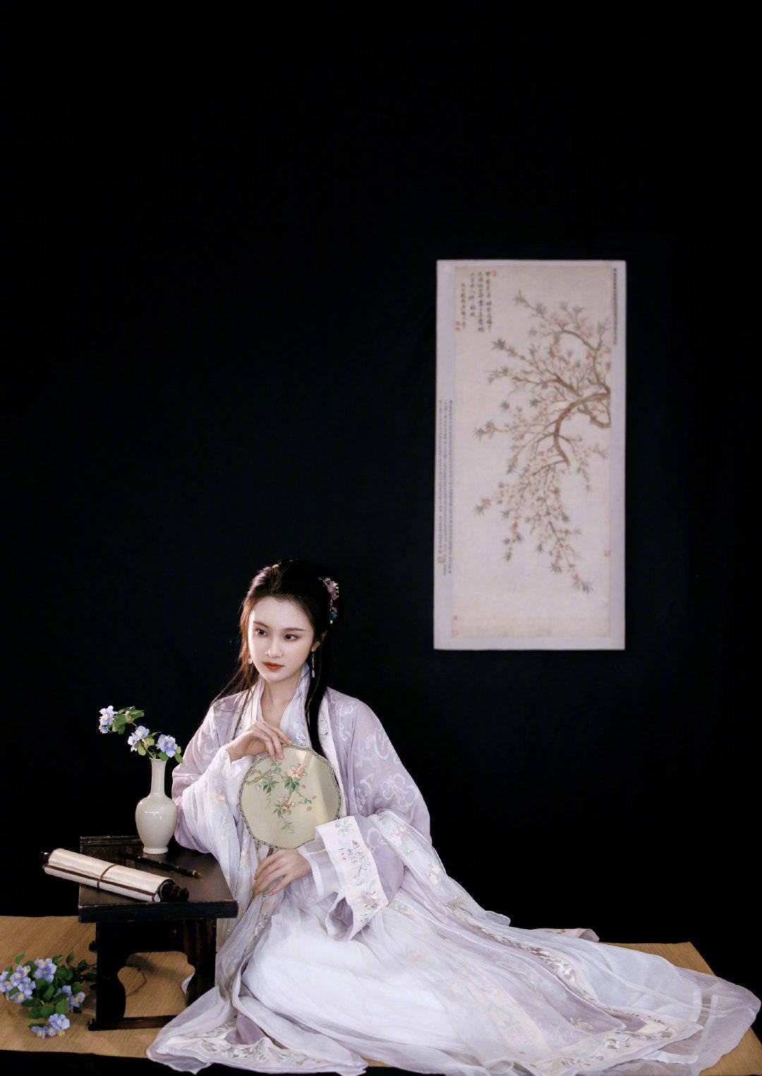 张慧雯身穿古装手拿扇气质清冷温柔秀气