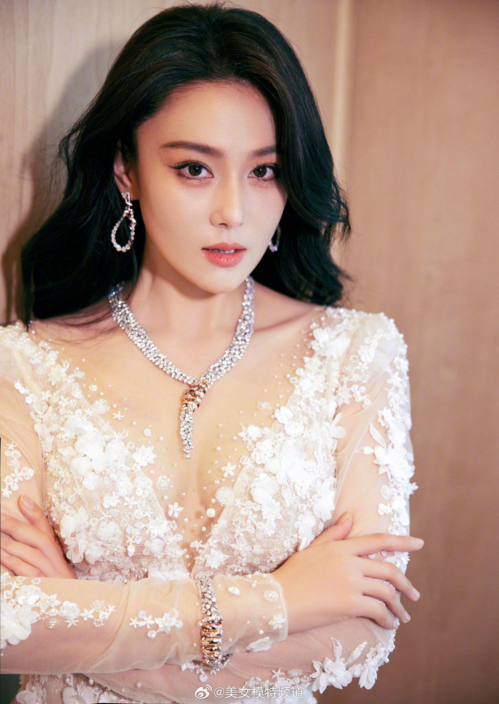 张馨予蕾丝花朵拖尾裙又仙又美