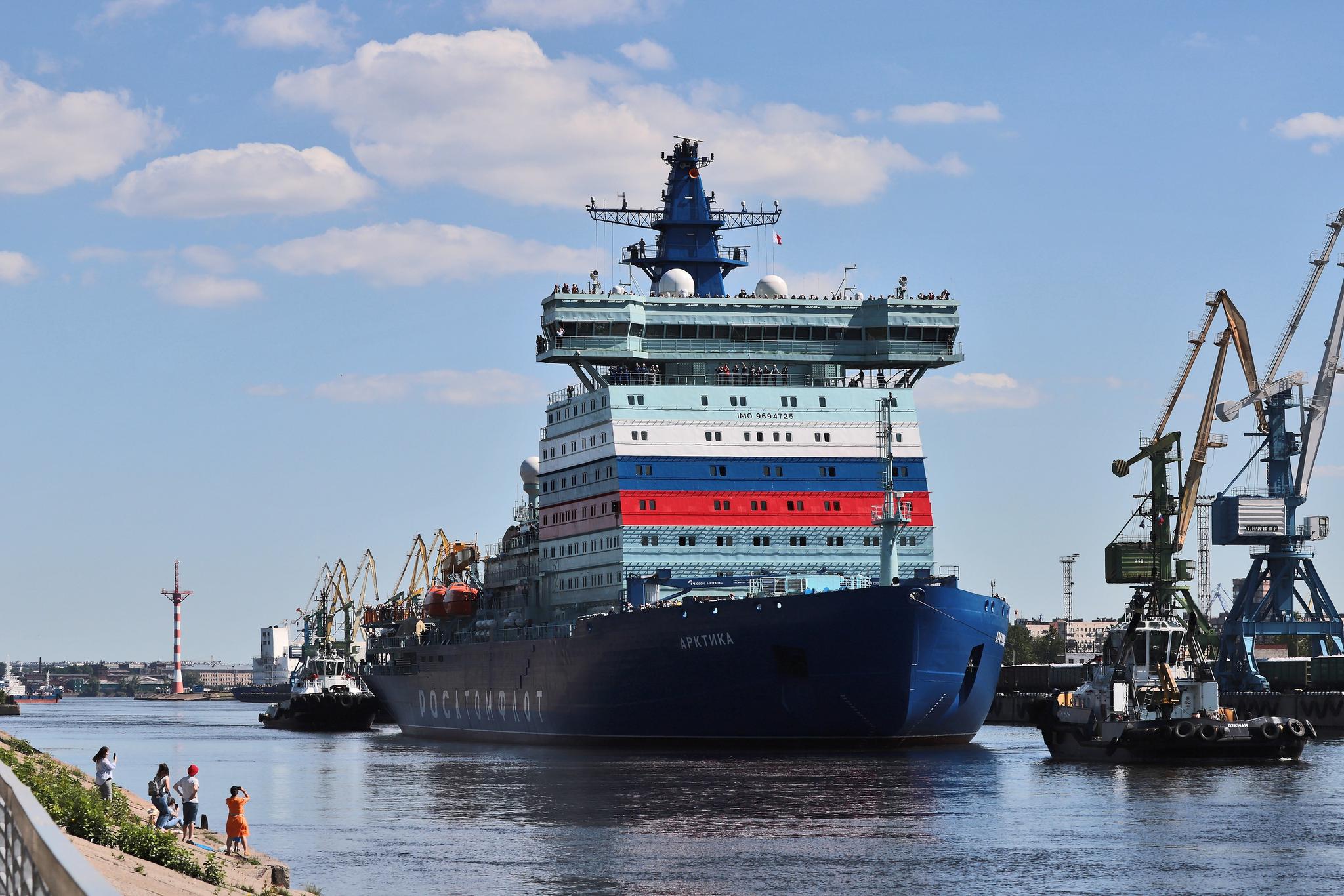 俄国新型北极核动力破冰船project22220型驶出圣彼得堡船厂出发试航