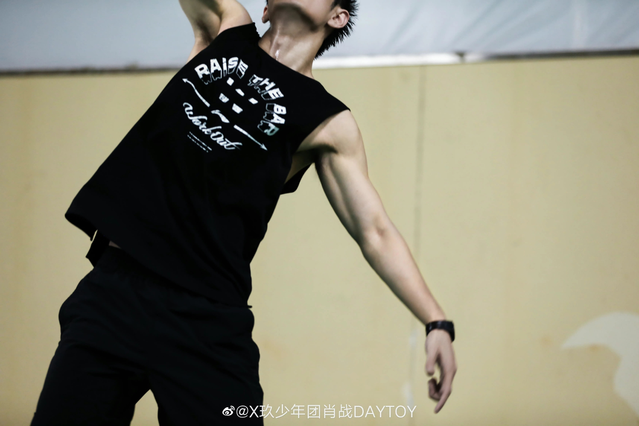 肖战肌肉哥你也露个腹肌