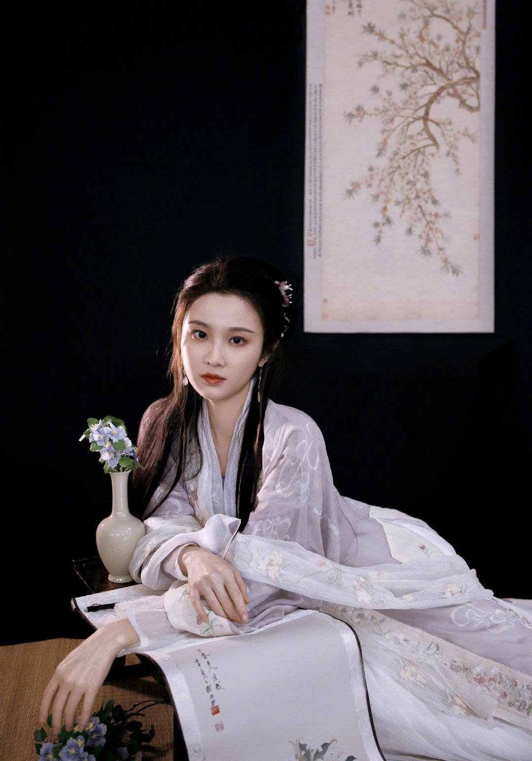 张慧雯身穿古装手拿扇气质清冷温柔秀气