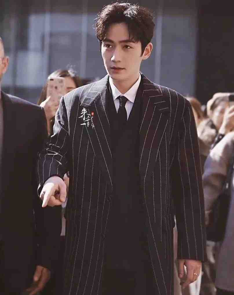 长款西装显短板？这几位明星却完美驾驭，肖战王一博视觉盛宴休闲区蓝鸢梦想 - Www.slyday.coM