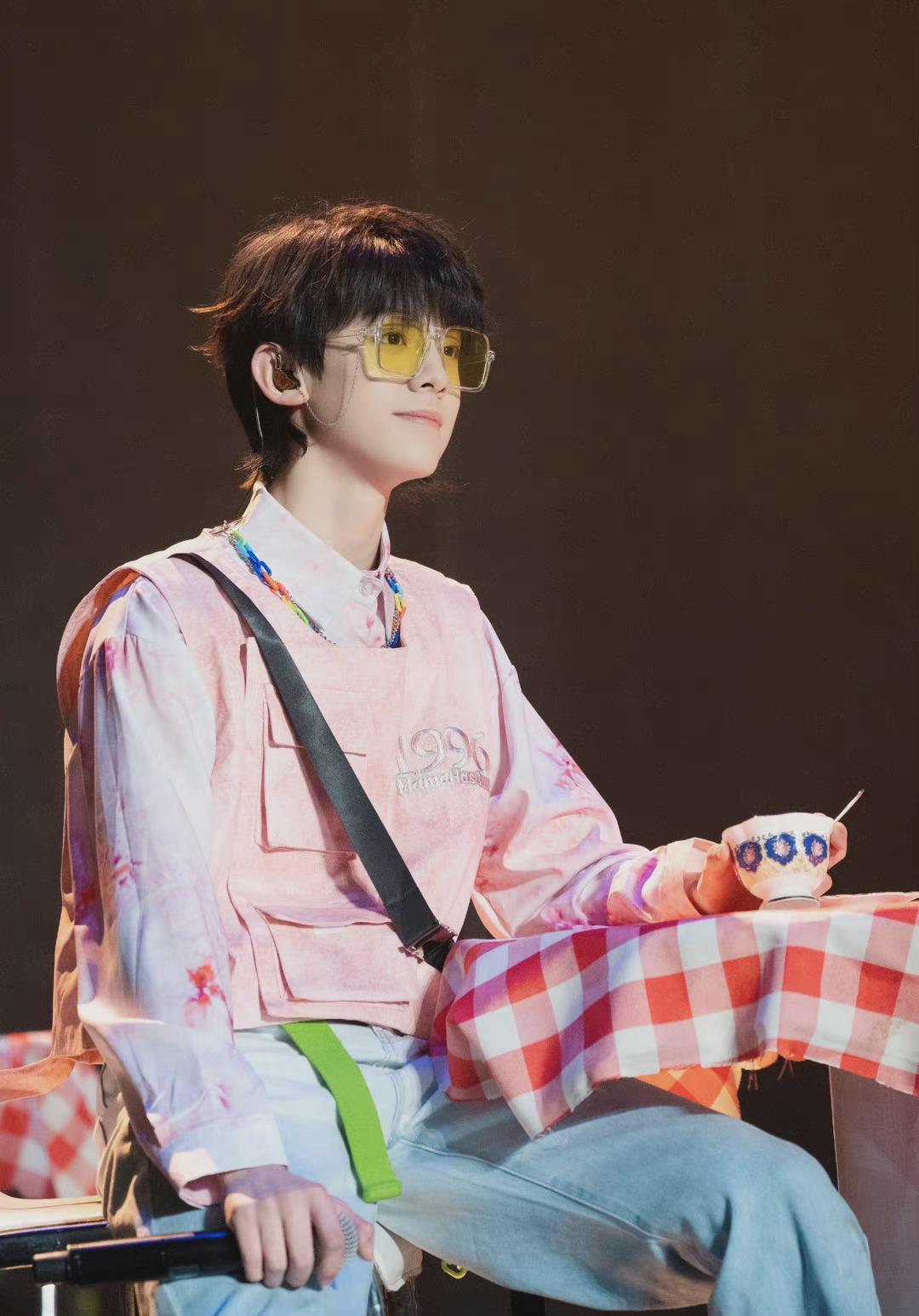 戴眼镜的左航合集 时尚感与斯随意切换 元气又活力的青春少年__财经