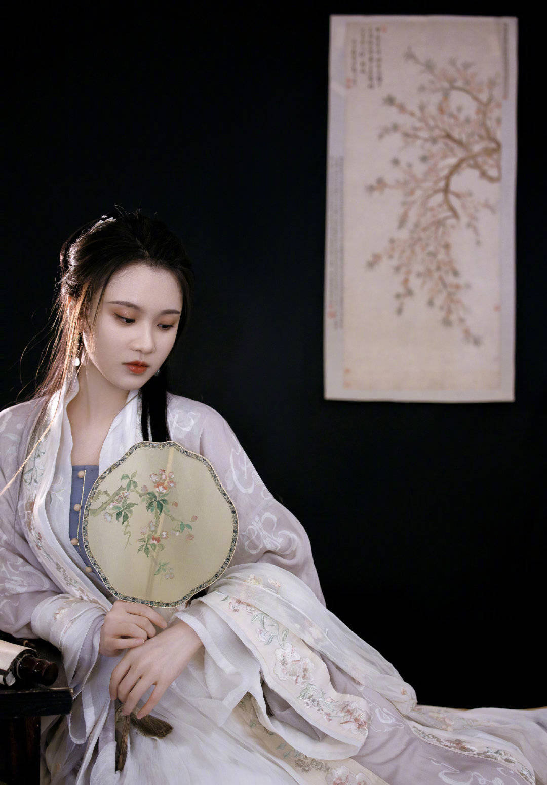 张慧雯身穿古装手拿扇气质清冷温柔秀气