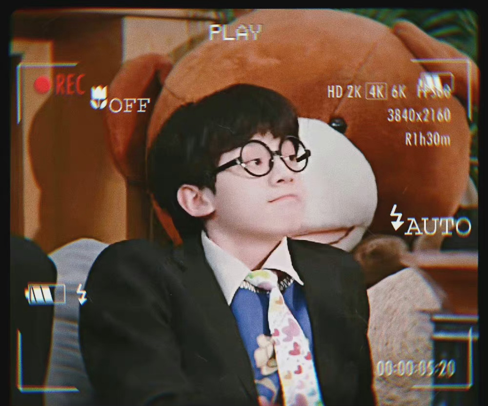 戴眼镜的左航合集 时尚感与斯随意切换 元气又活力的青春少年__财经