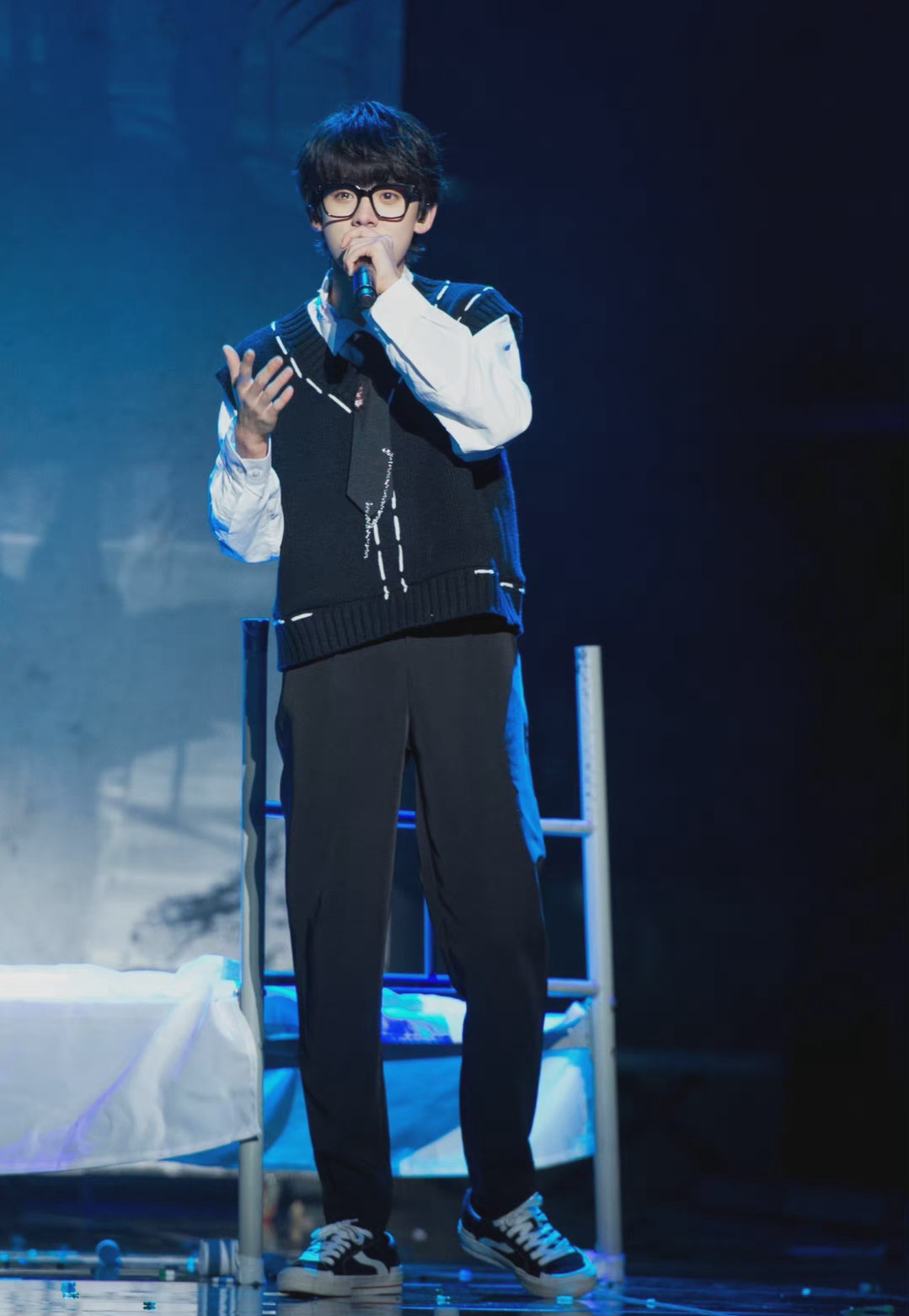 戴眼镜的左航合集 时尚感与斯随意切换 元气又活力的青春少年__财经