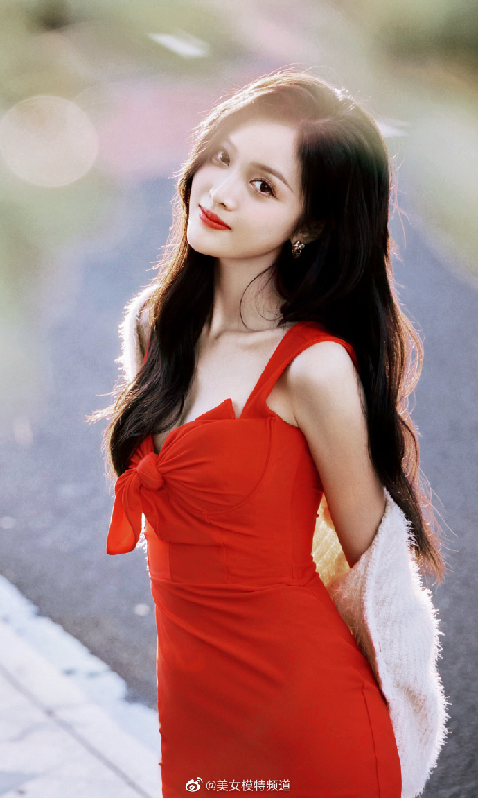 吴宣仪晒红色公主短裙随拍 清甜笑容配阳光昂意无限