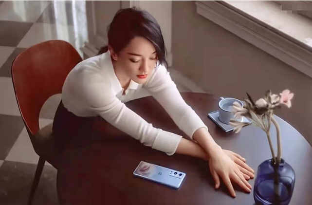 周迅真是天生高级感新广告穿包臀裙身材意外有料淡妆也超级美