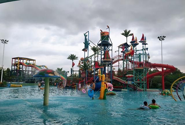 信阳最大的戏水乐园,南湾海岛风暴!