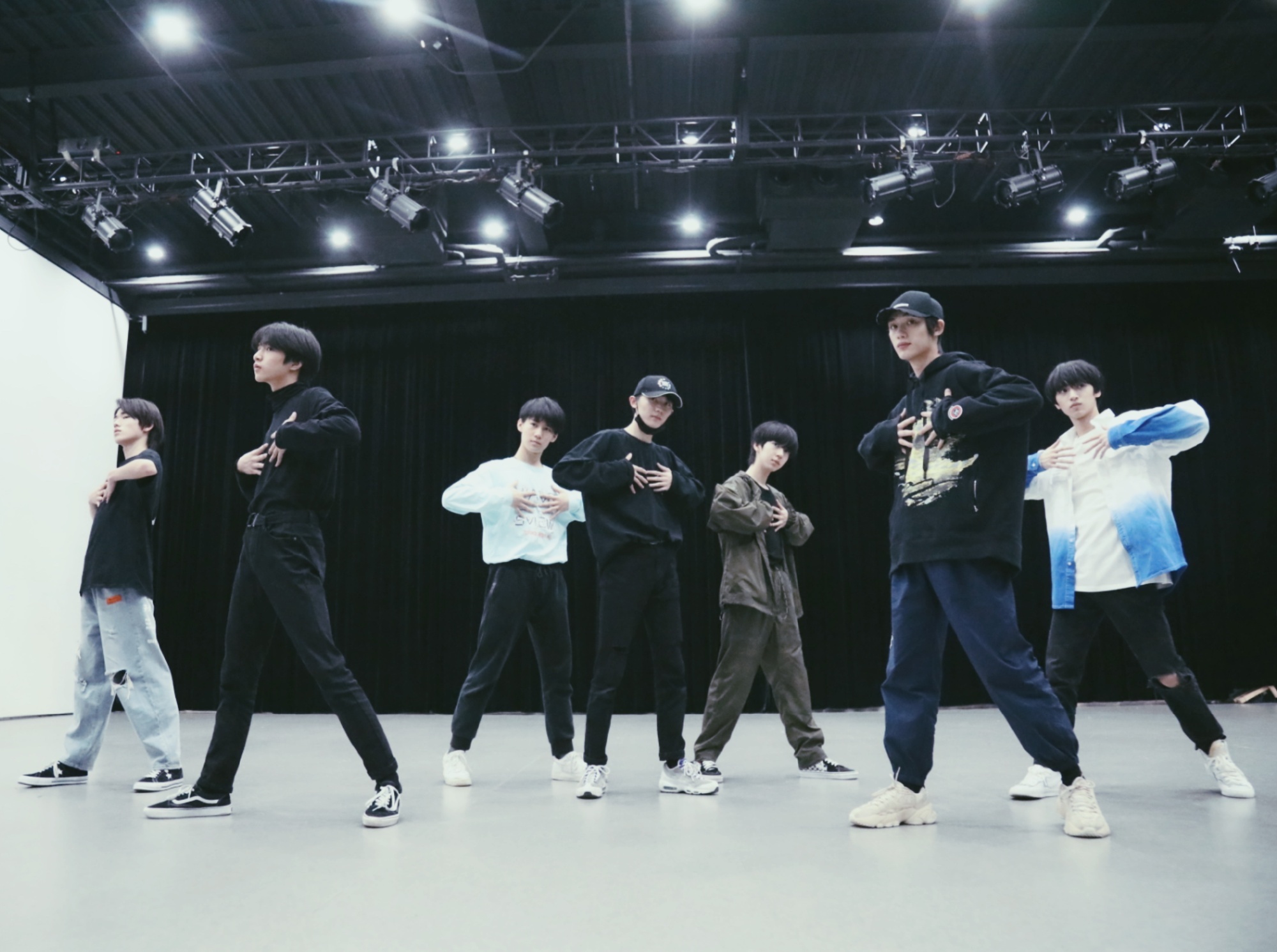 时代少年团最新合照!练习室里认真训练的少年们太帅了!