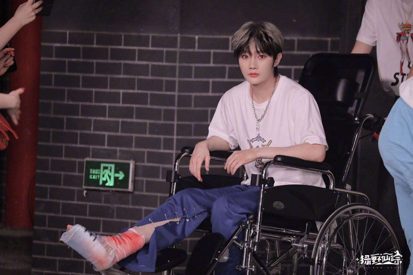 在r1se的反转地球现场脚打石膏并坚持完成决赛,还带来超炸rap