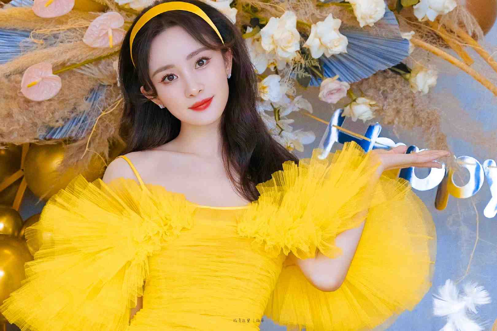 《狐妖小红娘月红篇》路透流出，杨幂撑伞出境，白衣造型太美休闲区蓝鸢梦想 - Www.slyday.coM