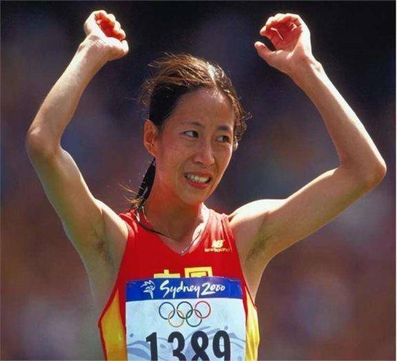中国最孤独奥运冠军:夺金后无人庆贺,教练愤然离场,独自绕场庆祝|王丽萍|中国