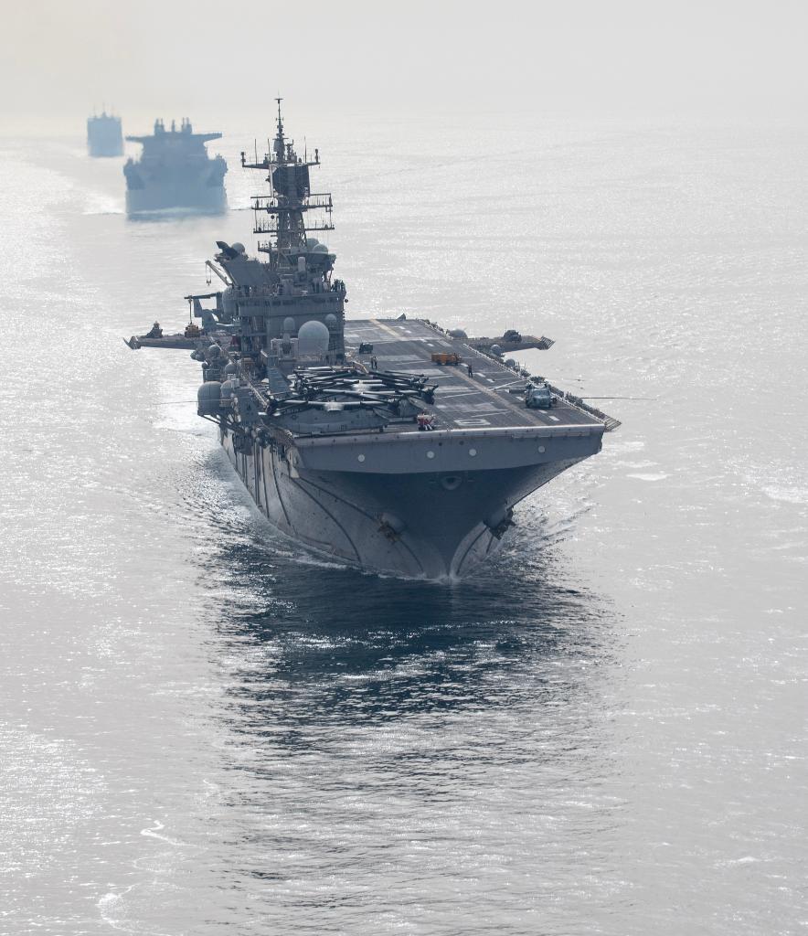 美国海军黄蜂级两栖攻击舰马金岛号(lhd8)驶离圣迭戈军港