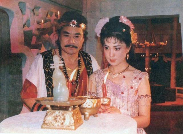 87岁纣王达奇近况曝光身形瘦削大啃羊肉意外撞脸蓝天野