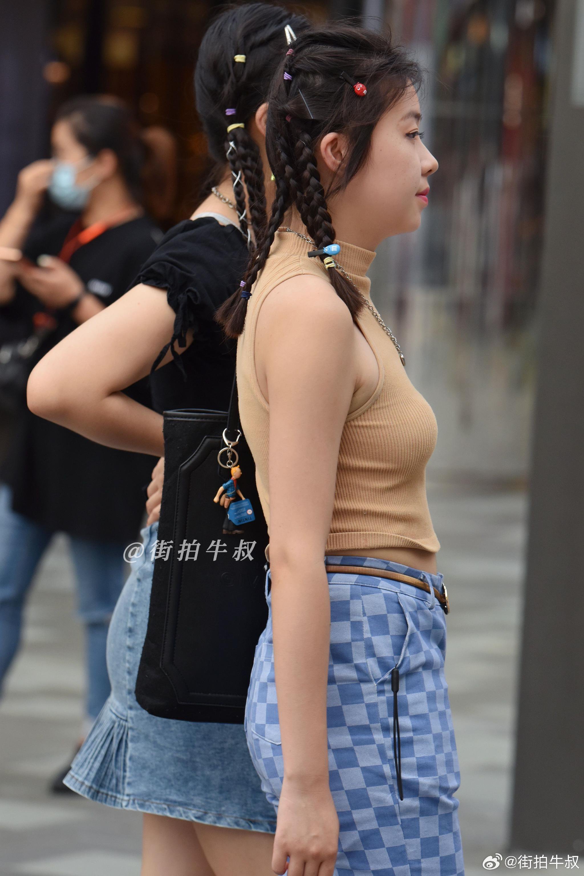 可爱的麻花辫小姐姐