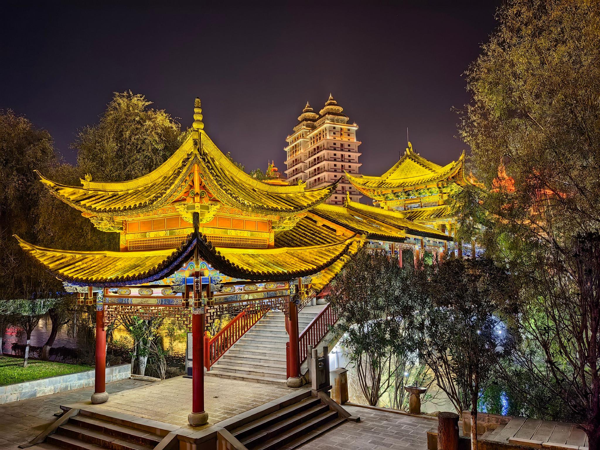 夜色下的临沧玉龙湖,灯光亮起,佤山凤城与锁水阁如梦如幻