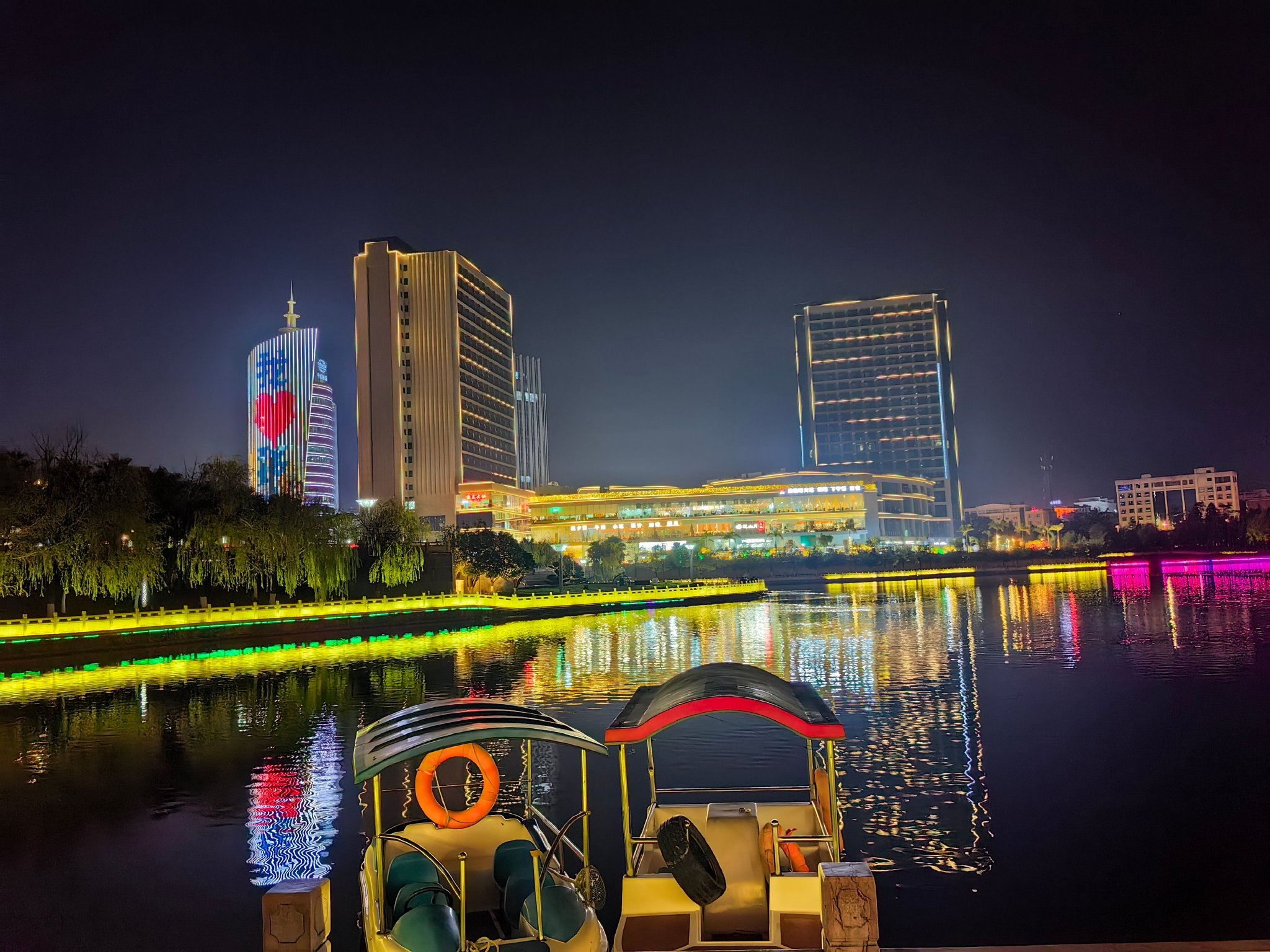 夜色下的临沧玉龙湖,灯光亮起,佤山凤城与锁水阁如梦如幻