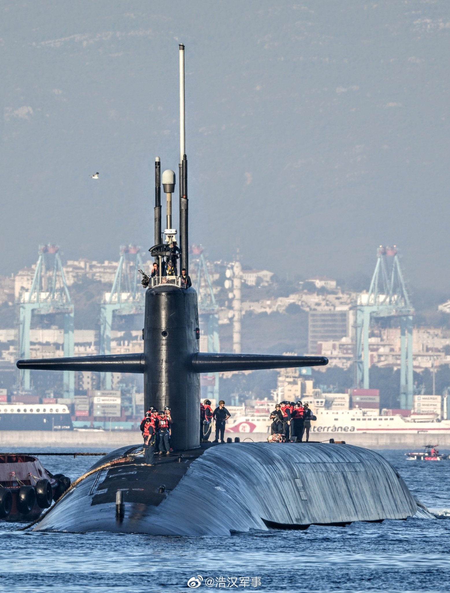 11月1日,美国海军俄亥俄级弹道导弹潜艇罗德岛号(ssbn 740)抵达直布罗