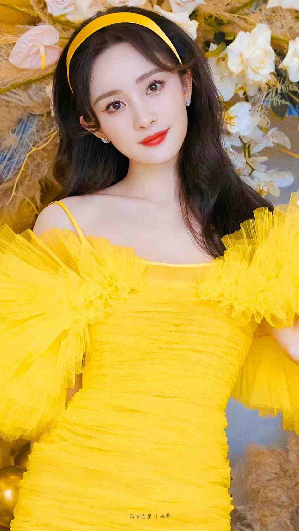 《狐妖小红娘月红篇》路透流出，杨幂撑伞出境，白衣造型太美休闲区蓝鸢梦想 - Www.slyday.coM