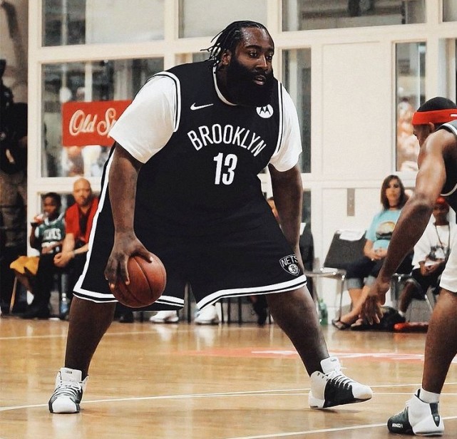 哈登这图火了!5年后大胡子会胖成这样?球迷调侃:布鲁克林云梯