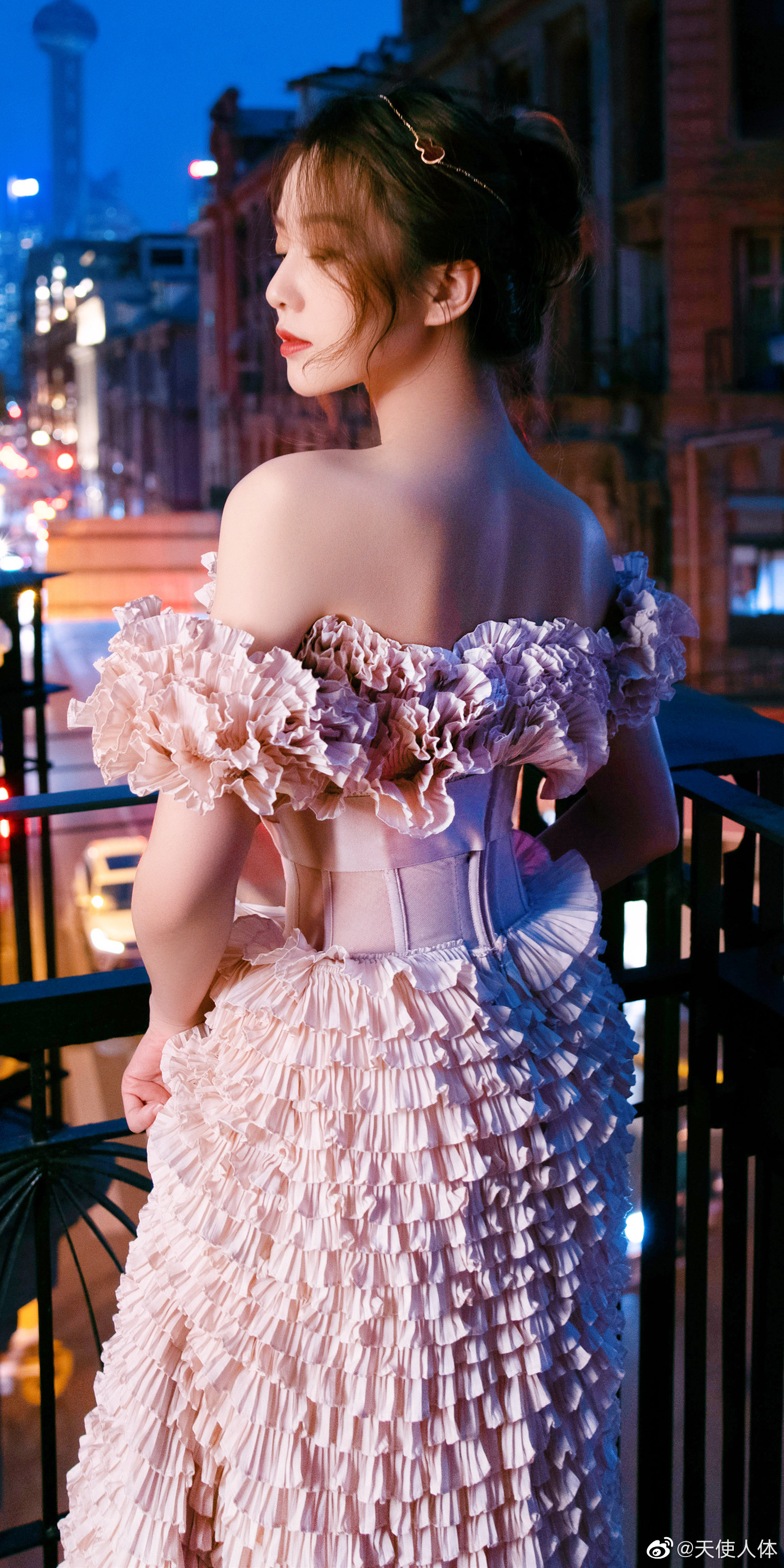 刘诗诗名品美背系列写真壁纸__财经头条