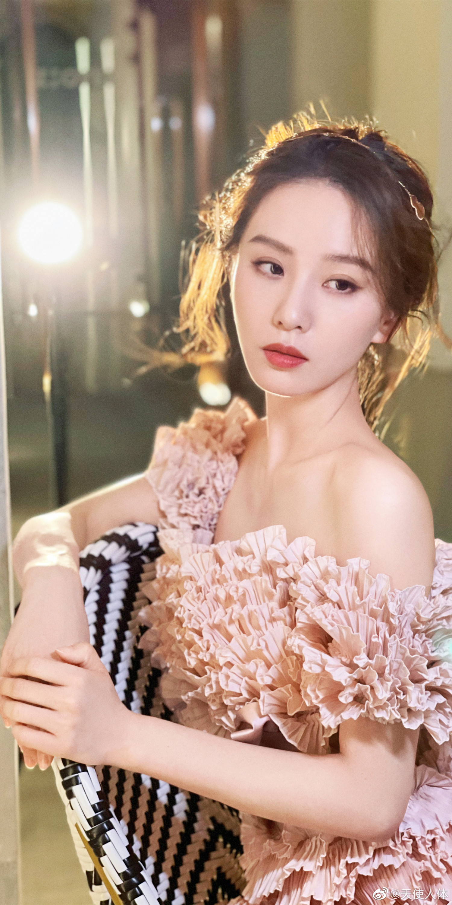 刘诗诗名品美背系列写真壁纸__财经头条