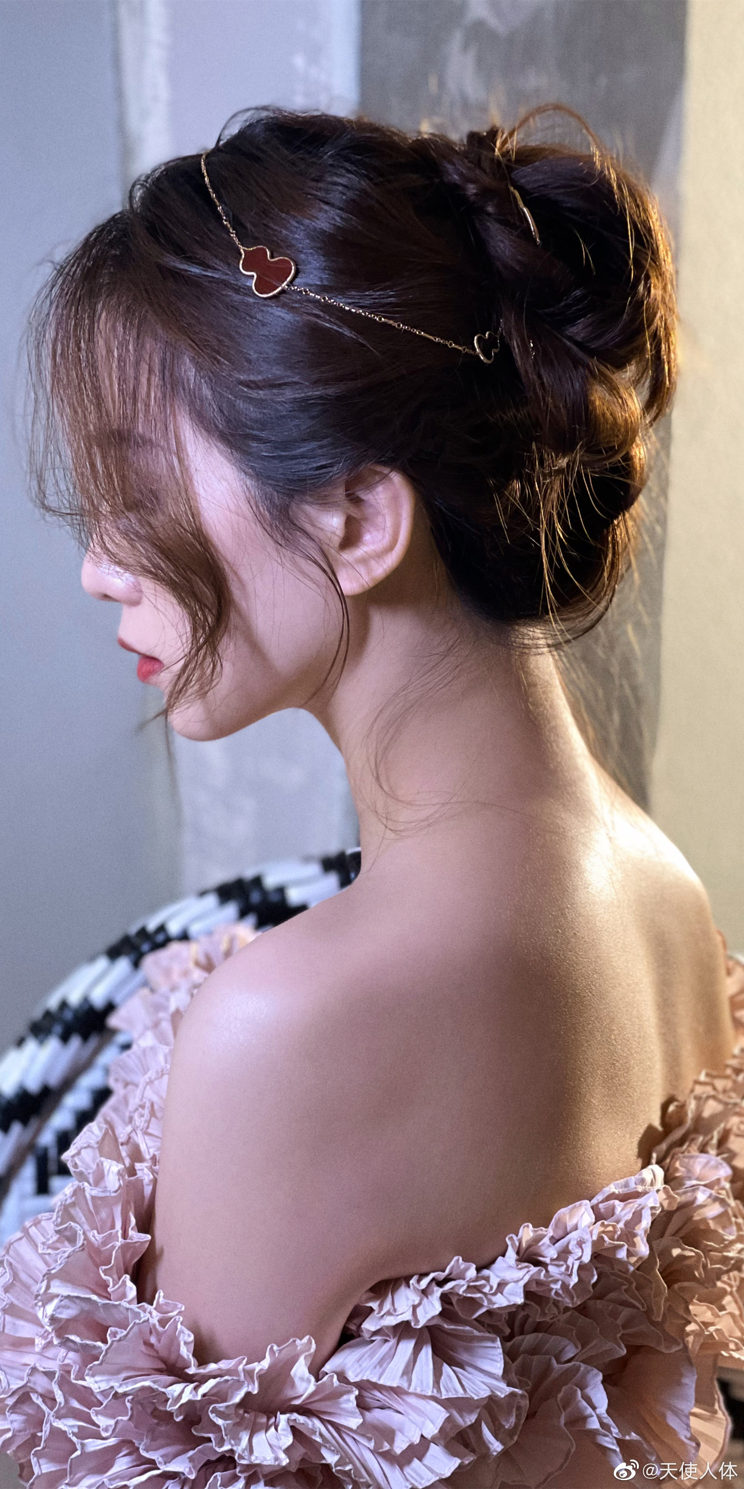 刘诗诗名品美背系列写真壁纸__财经头条