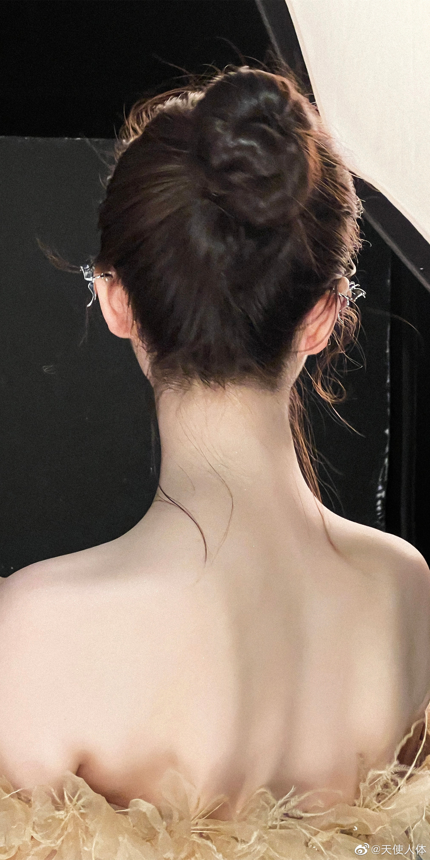 刘诗诗名品美背系列写真壁纸__财经头条