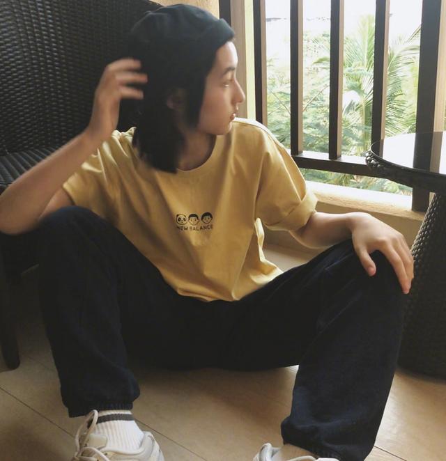 张子枫身穿淡黄色t恤,头戴瓜皮帽,一枚酷萌鬼马的宅家女孩!
