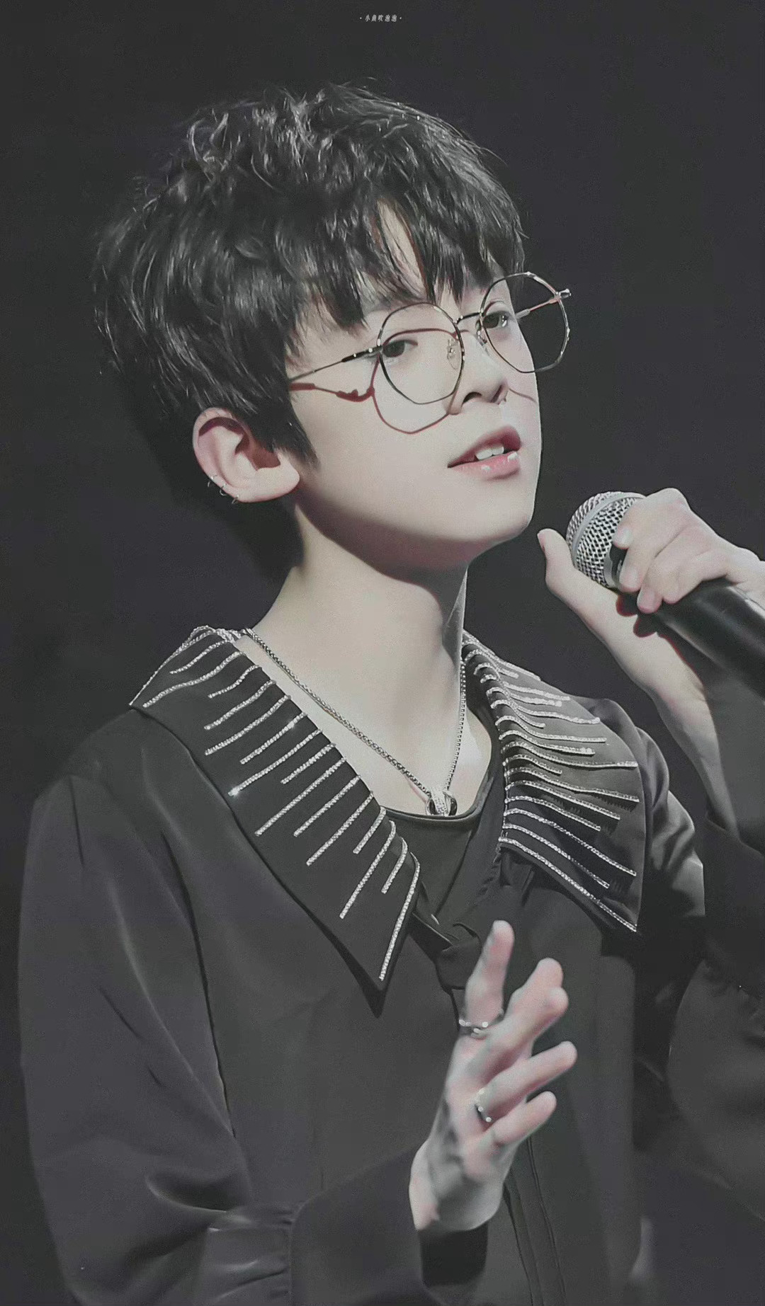 戴眼镜的左航合集 时尚感与斯随意切换 元气又活力的青春少年__财经