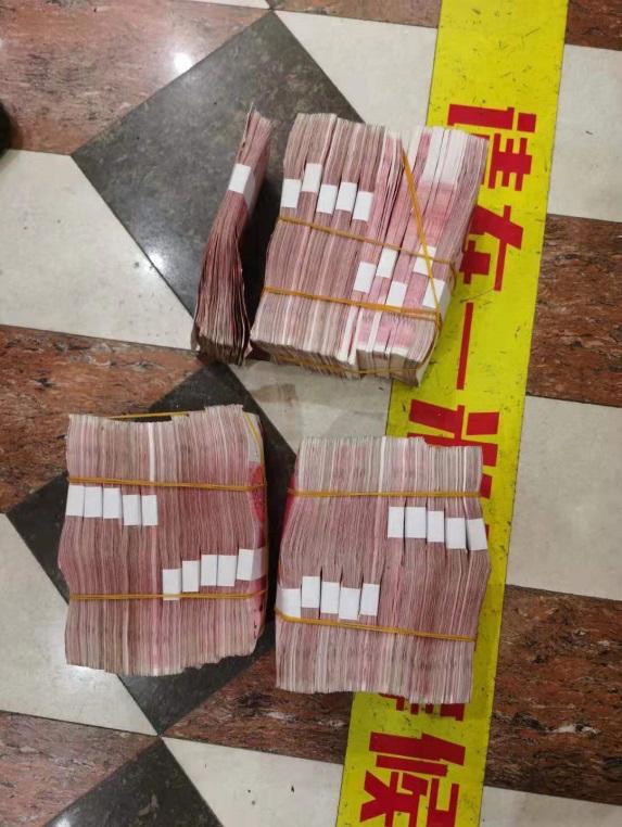 醉酒男子携数十万现金上演闹剧