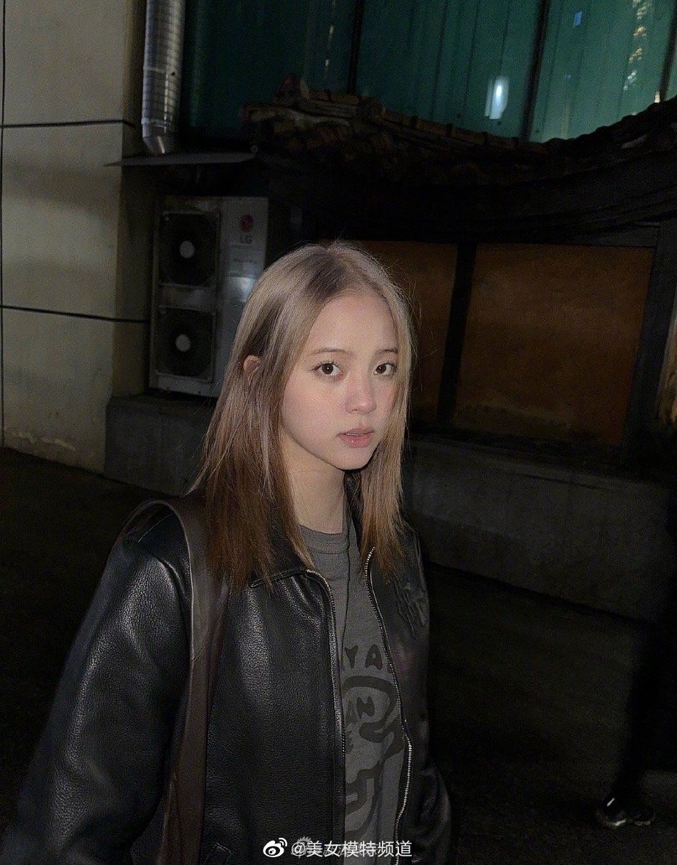 欧阳娜娜晒金发造型随拍 自称要当酷女孩