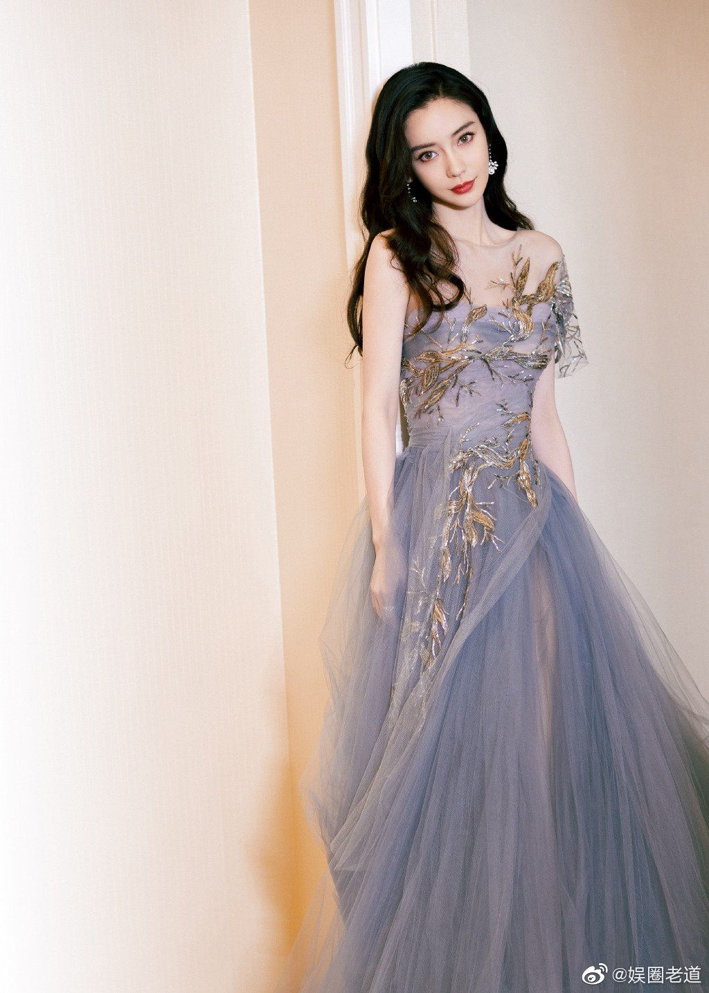 angelababy 一袭雾霾紫抹胸薄纱裙,飘逸的裙摆梦幻浪漫仙气飘飘