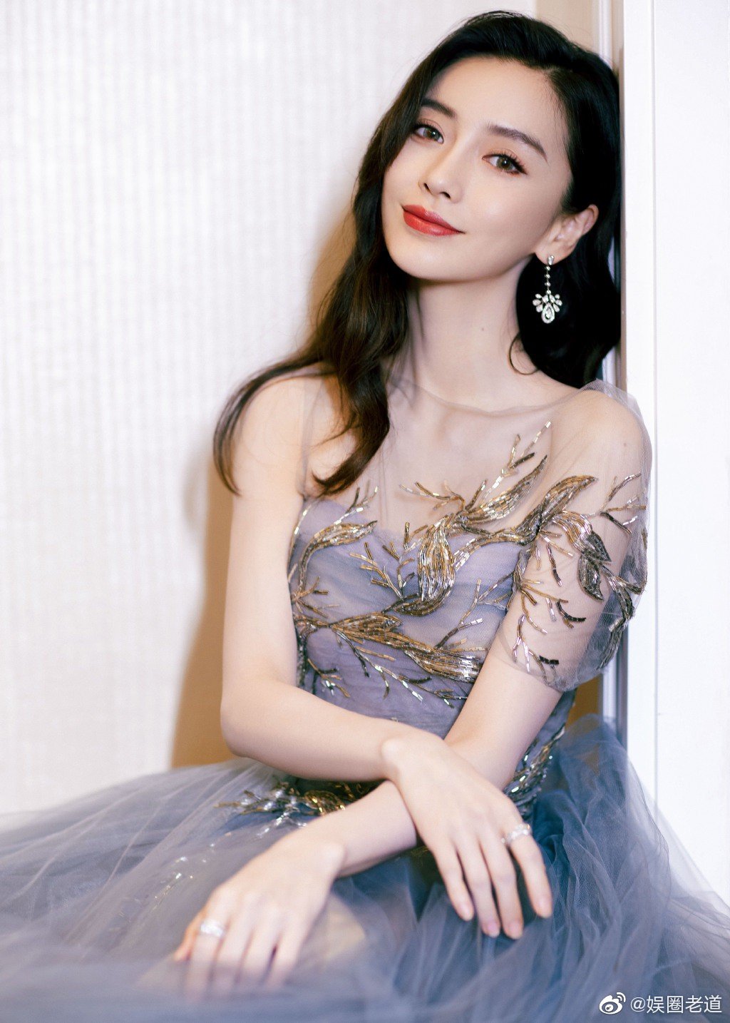 angelababy 一袭雾霾紫抹胸薄纱裙,飘逸的裙摆梦幻浪漫仙气飘飘