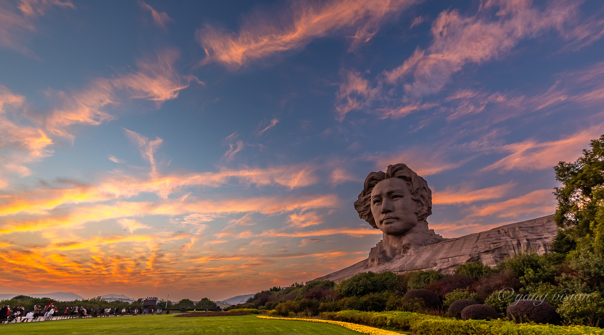 霞光中的橘子洲头