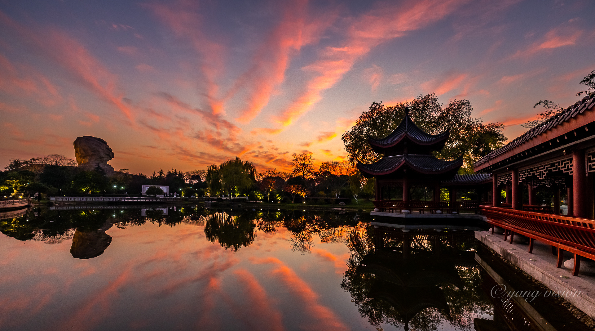 霞光中的橘子洲头