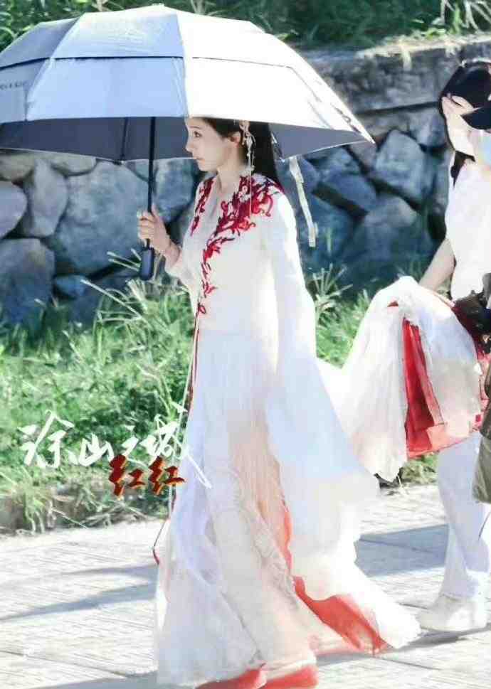 《狐妖小红娘月红篇》路透流出，杨幂撑伞出境，白衣造型太美休闲区蓝鸢梦想 - Www.slyday.coM