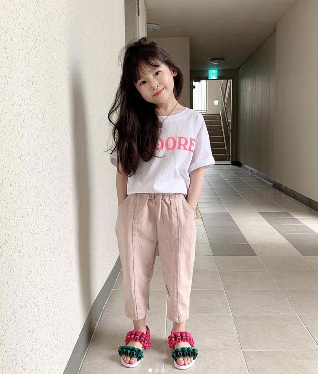 黄多多因打扮早熟被群嘲,7岁韩国女孩却因穿着成熟,实力圈粉