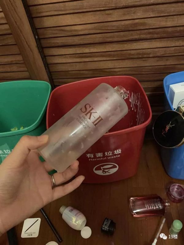 女子化妆品遭亲戚家孩子全毁！网友：隔着屏幕血压都飙升休闲区蓝鸢梦想 - Www.slyday.coM