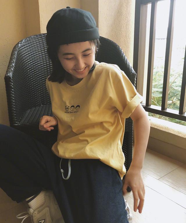 张子枫身穿淡黄色t恤,头戴瓜皮帽,一枚酷萌鬼马的宅家女孩!