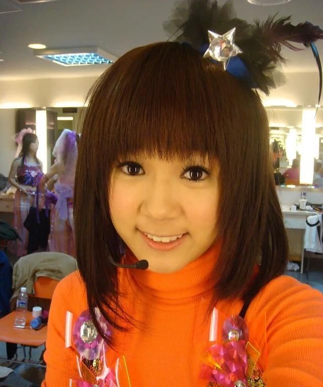 黑涩会美眉丫头官宣被交往9年男友求婚成功32岁依旧是娃娃音