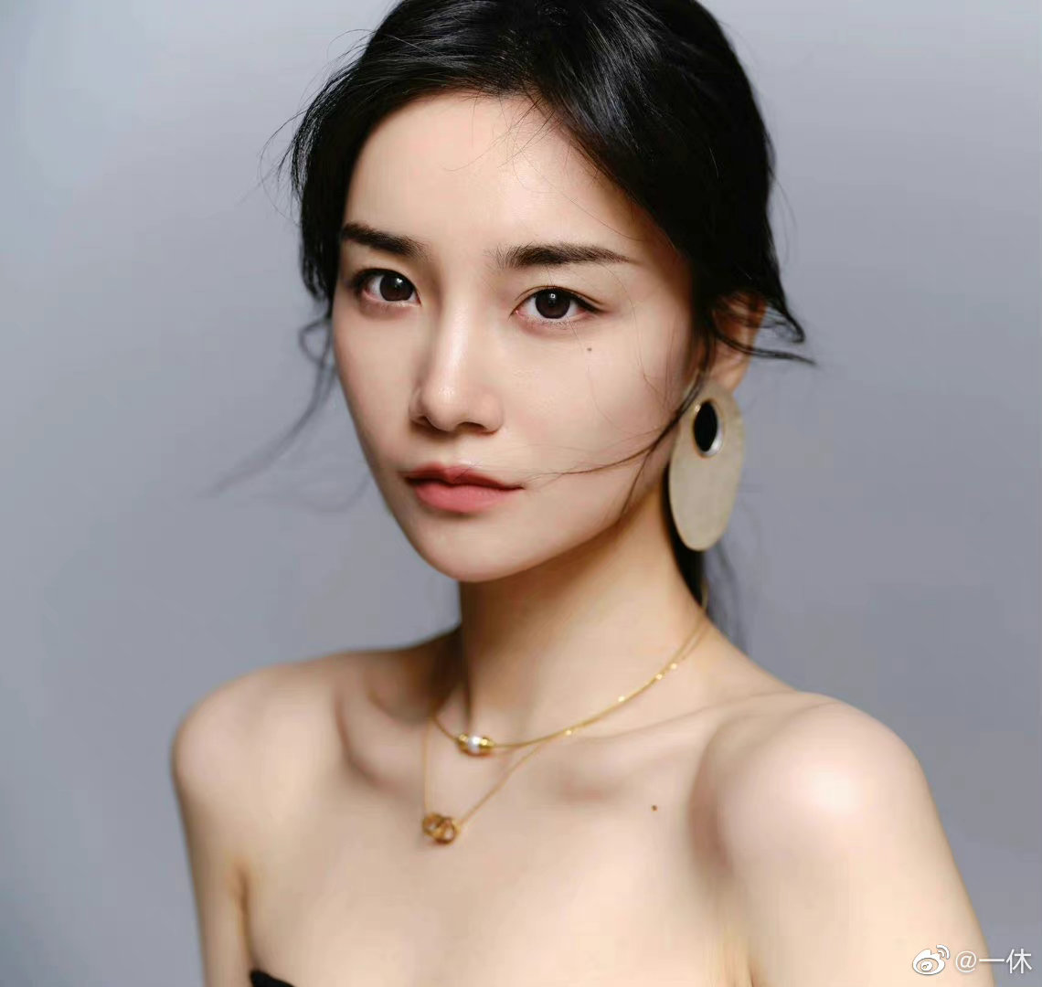 美女演员赵菲河北保定姑娘赵菲黑色抹胸小上衣的妆扮怎么样